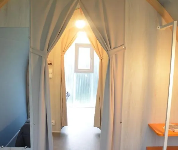 אתר קמפינג Flower Les Mijeannes 3*