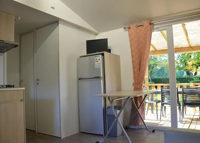 Flower Les Mijeannes אתר קמפינג 3*