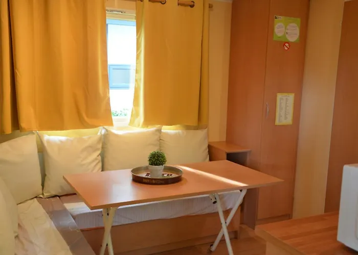 Flower Les Mijeannes אתר קמפינג 3*