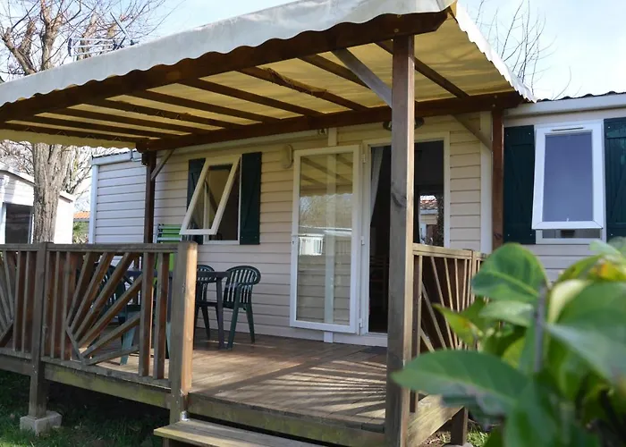 Flower Les Mijeannes אתר קמפינג 3*