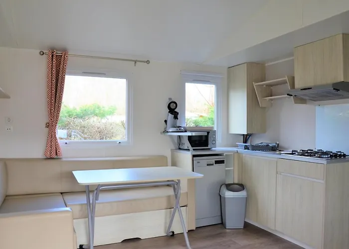 אתר קמפינג Flower Les Mijeannes 3*