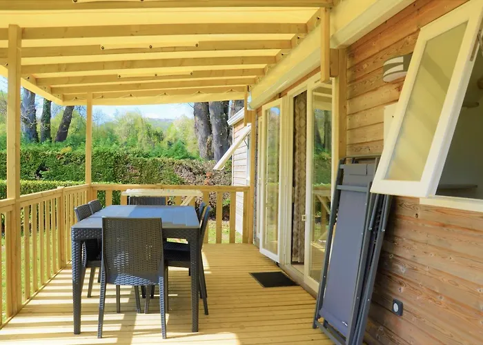 אתר קמפינג Flower Les Mijeannes 3*