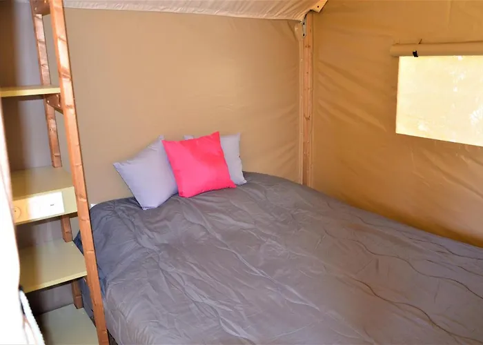 Flower Les Mijeannes אתר קמפינג 3*