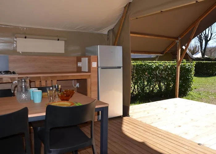 אתר קמפינג Flower Les Mijeannes 3*