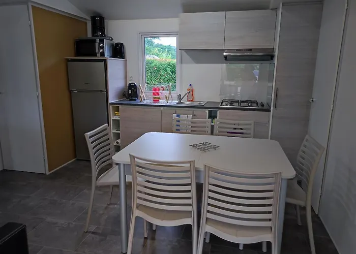 Flower Les Mijeannes אתר קמפינג