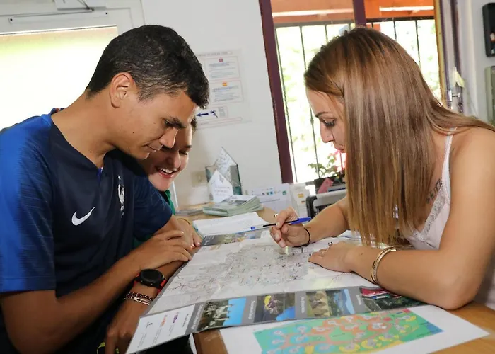 Flower Les Mijeannes אתר קמפינג 3*